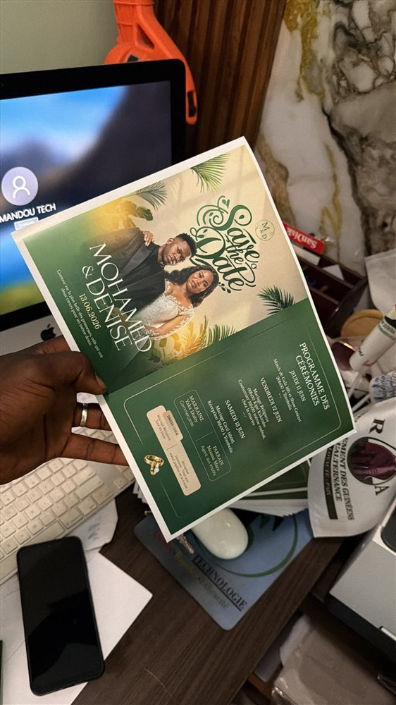 Carton d'invitation de mariage avec mise en page florale sur mesure