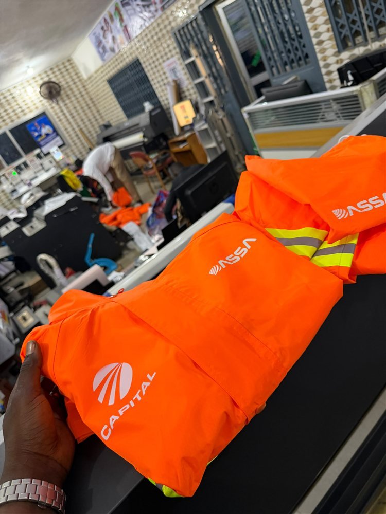 Gilet de sécurité orange personnalisé avec logos d'entreprise imprimés